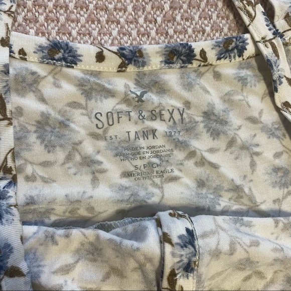 2 for 20 💚 American Eagle Floral Tank Top - Picture 5 of 5